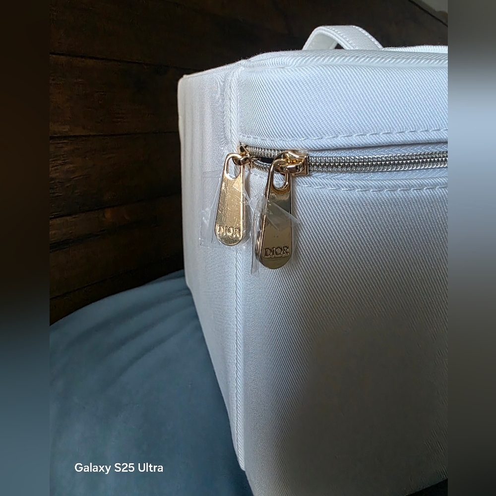 Dior Beauty White Vanity Bag Makeup Case With Mirror VIP PLATINUM GWP Dior Towel - Picture 11 of 11